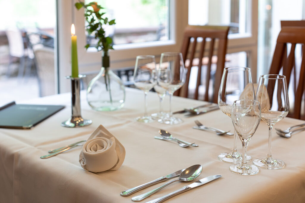 Festliche eingedeckter Tisch steht an der Fensterfront im Restaurant Karlstadt