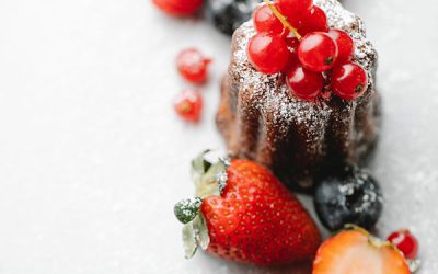 Kleines Schokoladentörtchen mit roten Früchten als Nachspeise im Restaurant Karlstadt